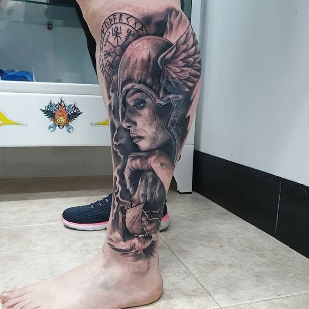 LUNATIC TATTOO ESTUDI tatuaje en la pierna