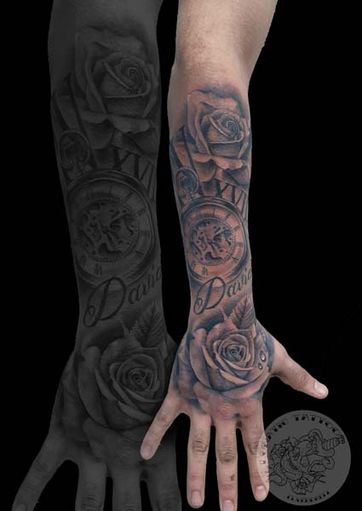 LUNATIC TATTOO ESTUDI tatuaje de rosas y brújula