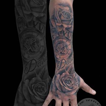 LUNATIC TATTOO ESTUDI tatuaje de rosas y brújula
