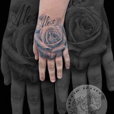LUNATIC TATTOO ESTUDI tatuaje de rosa en mano