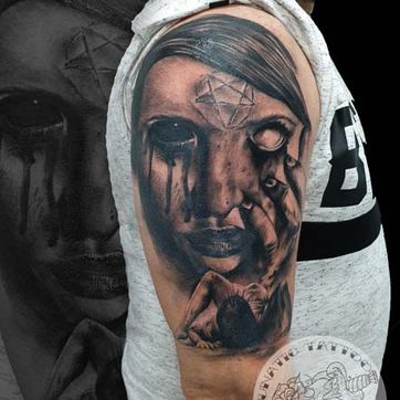 LUNATIC TATTOO ESTUDI tatuaje en brazo