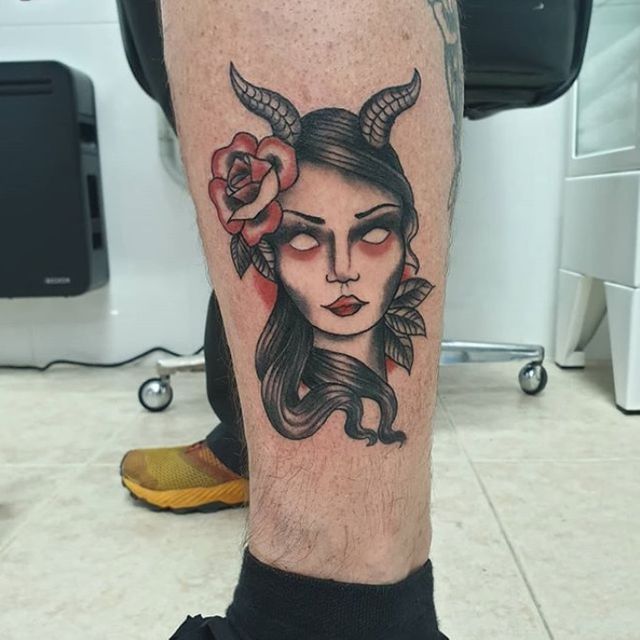 LUNATIC TATTOO ESTUDI tatuaje de mujer con cuernos