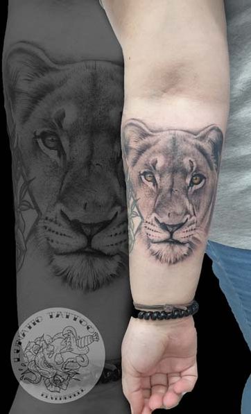LUNATIC TATTOO ESTUDI tatuaje de tigre en mano