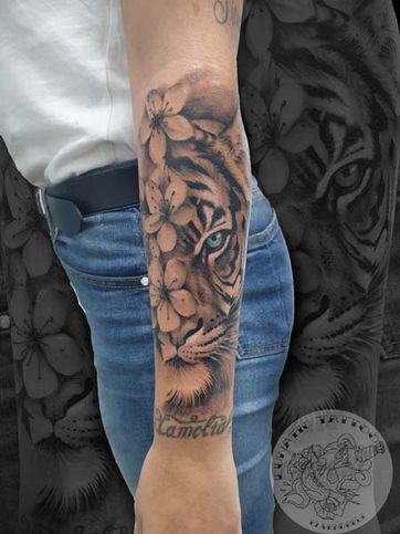 LUNATIC TATTOO ESTUDI tatuaje de tigre y flores