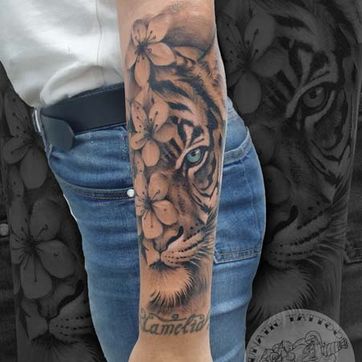 LUNATIC TATTOO ESTUDI tatuaje de tigre y flores