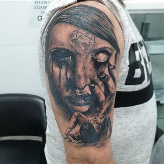 LUNATIC TATTOO ESTUDI tatuaje en el brazo