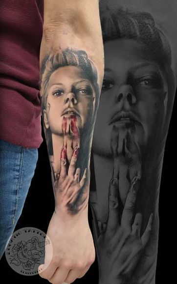 LUNATIC TATTOO ESTUDI tatuaje de mujer con sangre