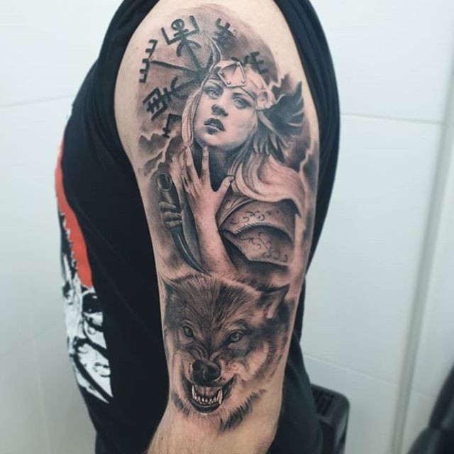 LUNATIC TATTOO ESTUDI tatuaje de mujer con lobo