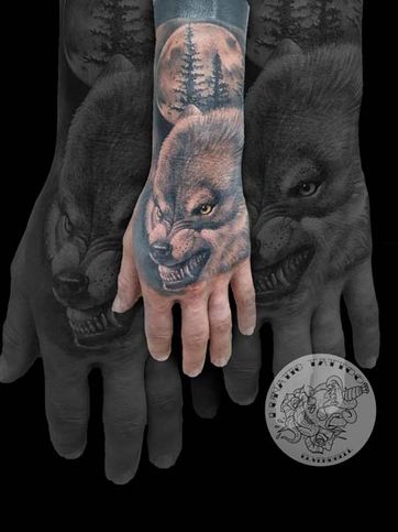 LUNATIC TATTOO ESTUDI tatuaje de lobo y luna